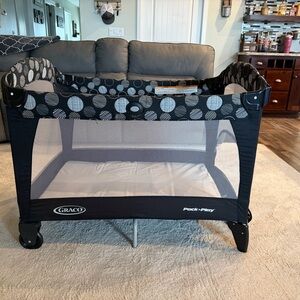 Graco Pack 'n Play Portable Playard - Black with Circle Print